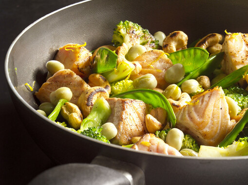 Zalm met groene groenten uit de wok